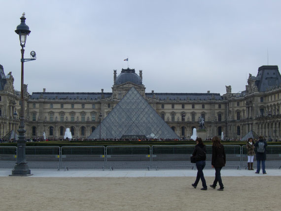 Photo:  Il Museo del Louvre con l'inconfondibile piramide che funge da ingresso principale.